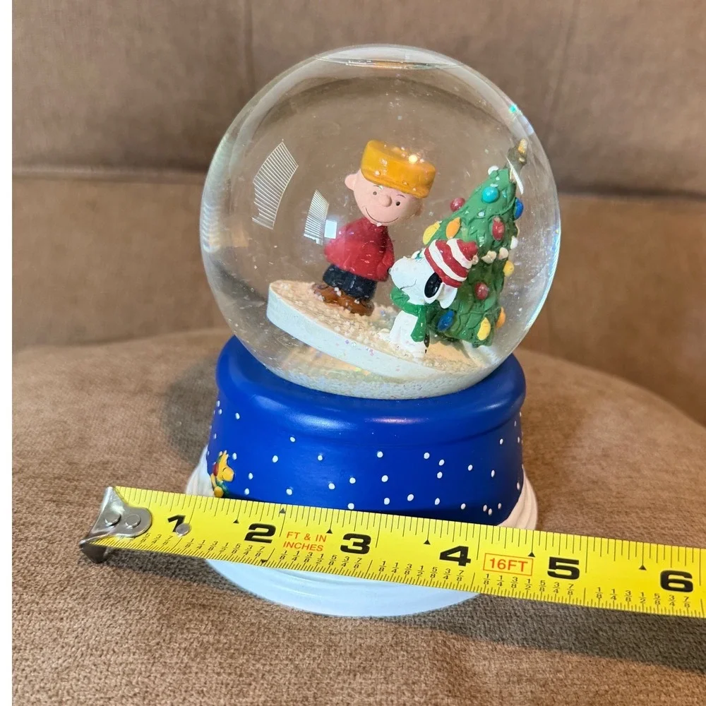 Hallmark Peanuts Musical Snow Globe Charlie Brown Snoopy Christmas Globe 200's